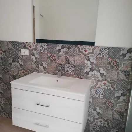 La Torretta Di Piero Con Terrazzi E Parcheggio Privato Citra Zero Zero Ottanta 31lst0282 * Imperia